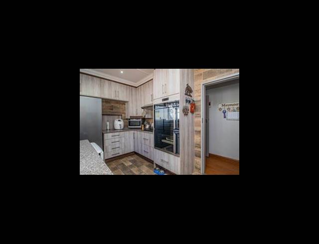 5 BEDROOM FREESTANDING FOR SALE IN GLEN MARAIS